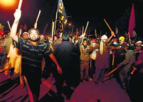 Protesters march toward PM Nawaz Sharifs house in Islamabad.