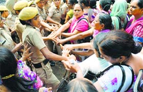 Women police tackle agitating anganwadi workers in the Shimlapuri area