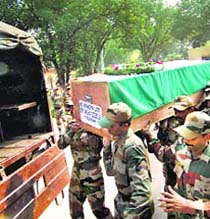 Armymen carry the body of sepoy Akshay Godbole who was killed in a landmine blast near the LoC in Poonch on Sunday