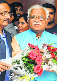 Manohar Lal Khattar being felicitated after he was elected as the leader of the BJP Legislature Party in Chandigarh.