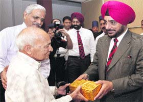 Col DC Bhalla (retd) being felicitated by GOC-in-C, Western Command, Lt-Gen KJ Singh at the Chandimandir Military Station