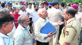 The SHO of Sector 17 police station (extreme right) speaks to leaders of diesel auto-rickshaw operators, who went on strike for nearly three hours, at the Circus Ground in Chandigarh on Monday.