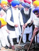 Punjab CM Parkash Singh Badal (C) with Sikh leaders at the memorial site in New Delhi.