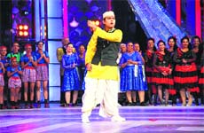 Naveen Arya performs in one of the episodes of Dil Se Naache Indiawale