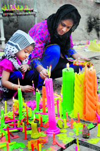 Devotees light candles on the occasion of Parkash Utsav of Guru Nanak Dev at Gurdwara Dukh Nivaran Sahib.