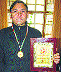 Principal Rajender Pathyarch with his award