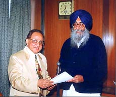 Mr Simranjit Singh Mann handing over a memorandum.