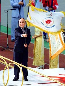 Pusan Mayor Ahn Sang-young waves the flag of the Olympic Council of Asia.