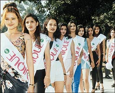 Models line up for "Miss Perfect" round