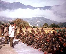 Army Chief General V.P. Malik addressing troops in Lumpa, a forward post in North-east — A PTI photo
