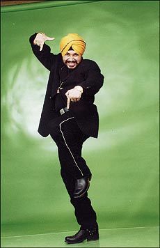 Daler Mehndi dances to the Bhangra beat