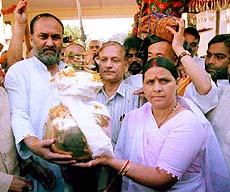 Bihar Chief Minister Rabri Devi holding the 2500-year-old holy ashes kalash of Lord Buddha which was taken from Patna museum on Thursday enroute Bodh Gaya for the international Bauddha Mahotsav— A PTI photo
