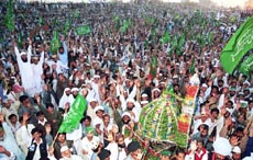 Thousands of supporters of Pakistan's fundamental Islamic parties raise their hands in favour of Islamic law 