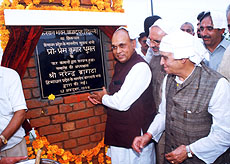 Former Delhi Chief Minister Sahib Singh Verma and the BJP Vice President K.L. Sharma with the HP Chief Minister P.K. Dhumal at the foundation stone laying ceremony of the new Kisan Bhawan for Himachal at Delhi's Azadpur Mandi.
