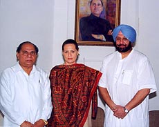 Chaudhry Jagjit Singh, new leader of the Punjab Legislative Cogress Party, with AICC President Sonia Gandhi and PPCC president Amarinder Singh in New Delhi 