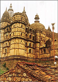The rising mass of the Chaturbhuja temple