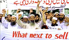 LAHORE : Pakistani right-wing Islamic Party supporters protest against the Comprehensive Test Ban Treaty at a rally in Lahore on Friday. 