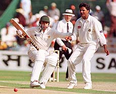 TORONTO : Pakistan's Aamir Sohail attempts to run (left) as Javagal Srinath (right) watches the ball during Sahara Cup cricket action between India and Pakistan in Toronto on Saturday. AP/PTI