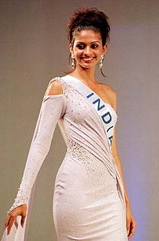 Miss India Shvetha Jaishankar poses during the evening dress competition of the 1998 Miss International beauty pageant