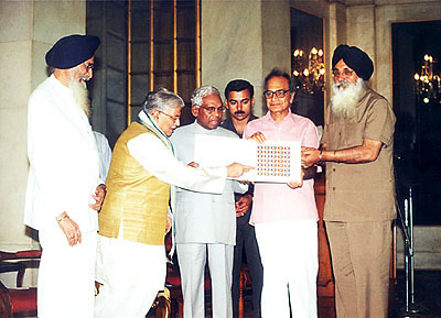 The President, Mr K.R.Narayanan, releasing a commemorative postage stamp to mark the tercentenary celebrations of birth of the Khalsa