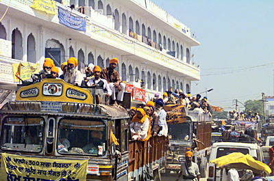 Pilgrims returning to their respective destinations on April 15, 1999, after participating in the Khalsa tercentenary celebrations at Anandpur Sahib.