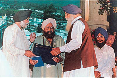 Noted author Khushwant Singh being confered the Order of the Khalsa, at a ceremony at Anadpur Sahib on Tuesday, April 13,1999