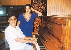 Neena and Jagjit Singh recording for Pal Chhin