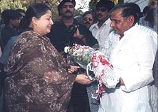 Samajwadi Party leader Mulayam Singh Yadav receiving AIADMK leader Jayalalitha