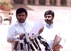 Janata Dal President Sharad Yadav announces his party's decision on supporting a secular government at the Centre