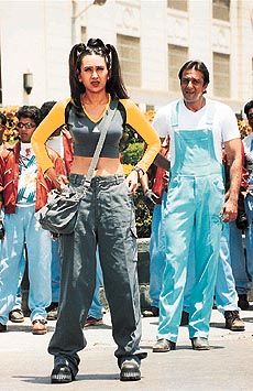Karisma Kapoor and Sanjay Dutt on the location of Hasina Maan Jayegi 