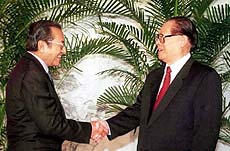 Chinese President Jiang Zemin (right) shakes hands with visiting Malaysian Prime Minister Mahathir Mohamad in China's northern port city of Dalian on Thursday. 