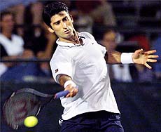 Unseeded Sargis Sargsian of USA returns to seventh seeded Jim Courier, during the second set of first round play at the 1999 U.S. Pro Tennis Championships 