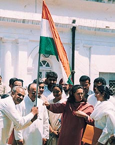 Parshotam Vinayak presented the Congress flag to Sonia Gandhi soon after she agreed to join politics. 