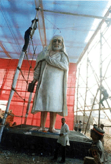 The world's tallest statue of Sri Sai Baba of Shirdi was to be unveiled at Bandra reclaimation in North Mumbai on Friday at the site of Vishwa Shanti Mahayagna on 121 Havan Kunds which begins on Saturday