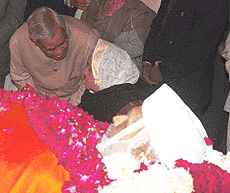 Prime Minister A. B. Vajpayee consoling Vimla Sharma wife of former President Dr Shankar Dayal Sharma, after paying homage to former President at his residence in New Delhi on Monday