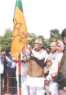 BJP leader Bhairon Singh Shekhawat hoisting the saffron flag before the commencement of the BJP's National Council Meeting in Chennai on Tuesday