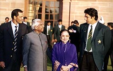 President K.R. Narayanan and Mrs Usha Narayanan with Indian and Pakistani skippers