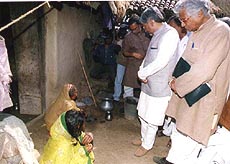 Central team of ministers, including Mr George Fernandes, visits Narayanpur village 