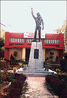 A lifesize statue of Bhagat Singh in the courtyard of the museum