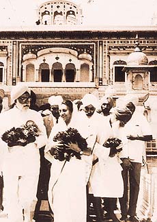 Gurnam Singh accompanying Indira Gandhi at Darshni Deori in the Golden Temple