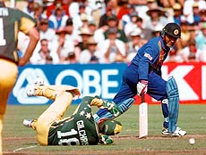 Sri Lankan batsman Arjun Ranatunga (right) watches as Australian wicket keeper Adam Gilchrist is unable to get a handle on the ball during their one day international cricket match at the Sydney Cricket Ground on Wednesday. Sri Lanka made 259 in their innings — AP/PTI