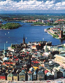 The city hall, with its characteristic high tower, is above the palace building across the lake