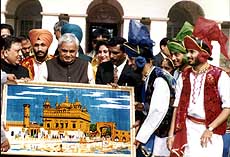 Folk dancers call on PM
