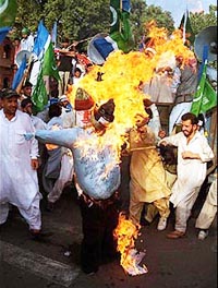 Protesters burning effigy of Pakistan's prime minister Nawaz Sharif