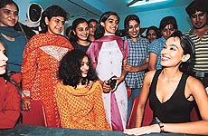 Super model Madhu Sapre interacts with the Chandigarh crowd which paid Rs 50 to be clicked with her in a drive to collect funds for Kargil heroes on Monday