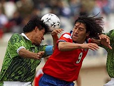 Mexico's Claudio Suarez (left) battles for the ball with Chile's Ivan Zamorano, during their third place game of the America's Cup tournament at Defensores del Chaso stadium in Asuncion, Saturday