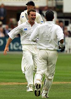 New Zealand's Dion Nash (center) celebrates his dismissal of Englands Mark Ramprakash during the first day of the 2nd Test at London's Lord's cricket ground on Thursday