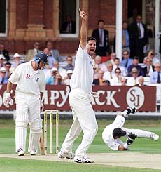New Zealand's Chris Cairns (center) appeals successfully for the wicket of England's captain Nasser Hussain for 61, caught by wicketkeeper Adam Parore
