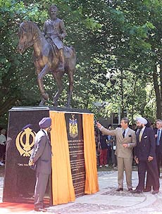 The Prince of Wales unveils the statue dedicated to the last Indian Maharajah