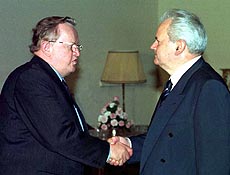 Finnish President Martti Ahtisaari shakes hands with Yugoslav president Slobodan Milosevic